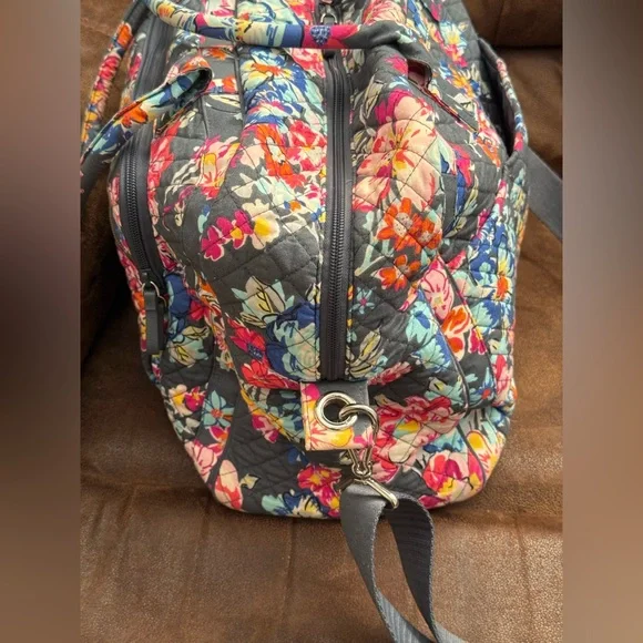 Vera Bradley Khaki Green & Floral Patterned Tote. Overnight bag - Picture 6 of 14